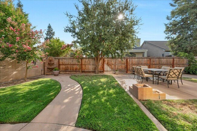 Building Photo - Beautiful North Clovis 3/2.5 Home in Gated Community