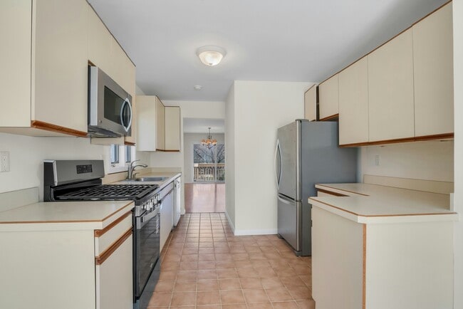 Building Photo - 1 Spring Pond Dr