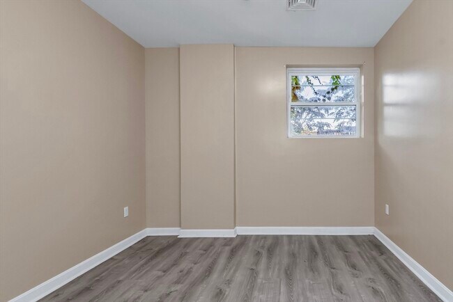 Building Photo - 202 Broadway