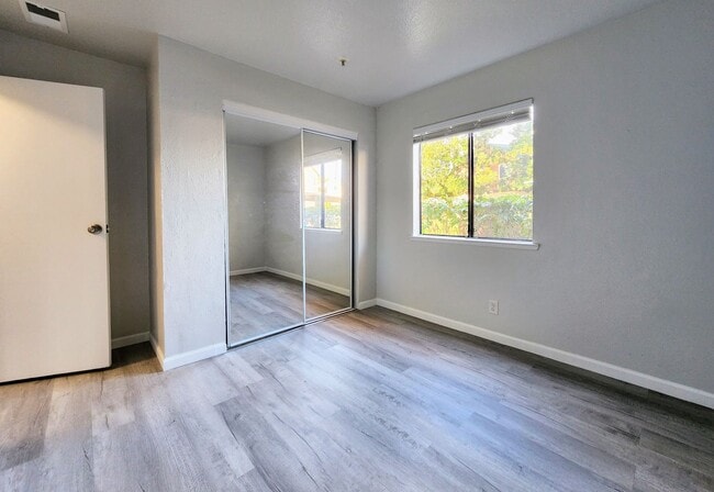 Building Photo - 3 Bedroom M Section Condo FOR RENT !