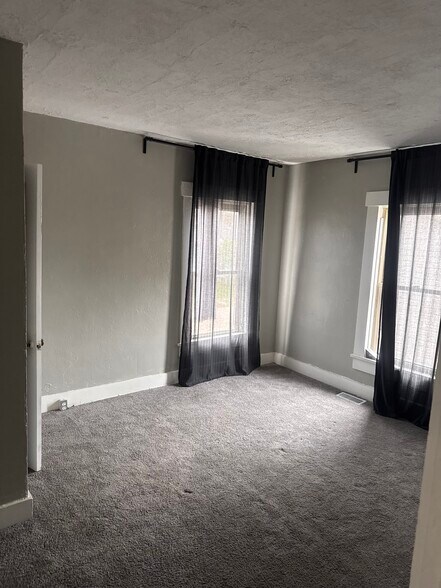 Building Photo - 428 S 2nd St