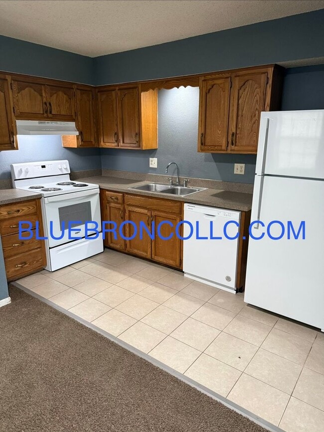 Building Photo - Spacious 3 bedroom townhome with attached 1 car garage