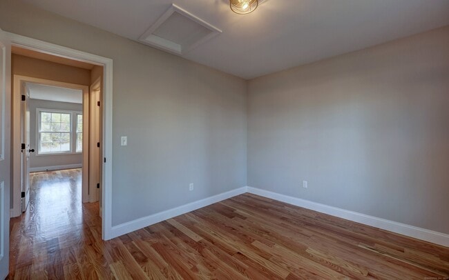 Building Photo - 326 Meadowside Rd