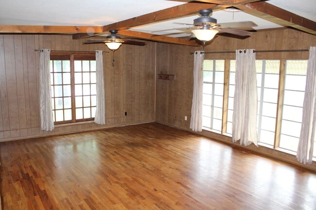 Building Photo - Great 2 Bdrm 1 Bath Home in Sanger Tx