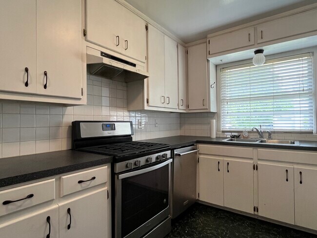 Kitchen - 2129 W Arrowhead Dr