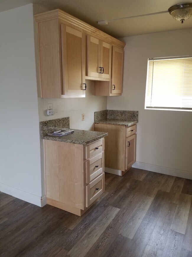 Building Photo - 518 Needham St