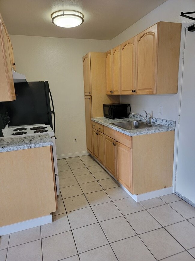 Building Photo - Clean and Quiet 1 Bedroom/1 Bath  in SENIOR COMPLEX