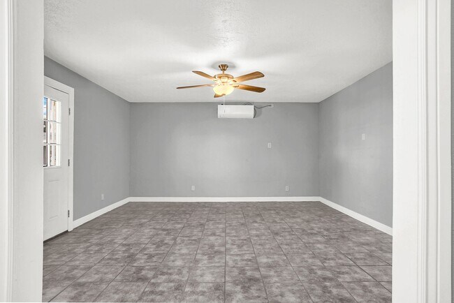 Building Photo - Central 1 Bedroom 1 Bath