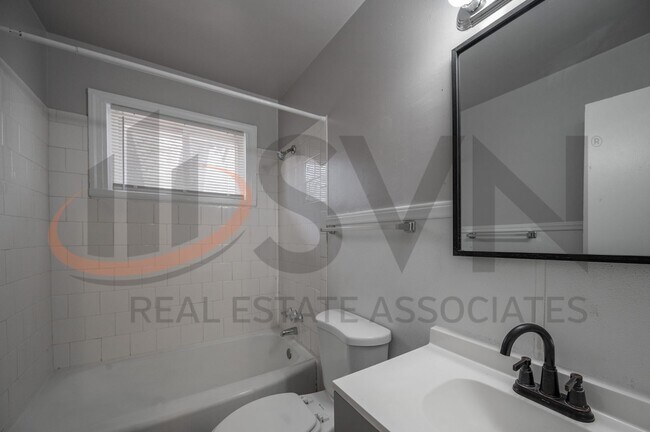 Building Photo - Classic 3BD, 1BA Durham Home with Hardwood Floors