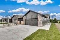 Building Photo - 4930 N Vassar Ave