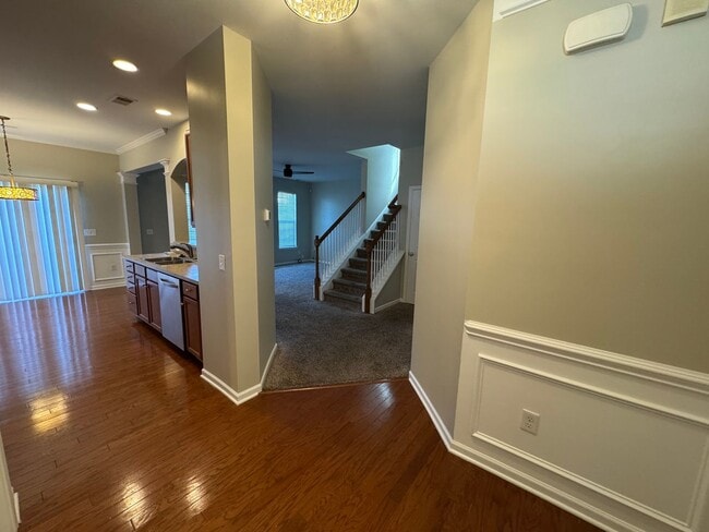 Building Photo - MOVE-IN READY! **Move-in Special** $250 of...