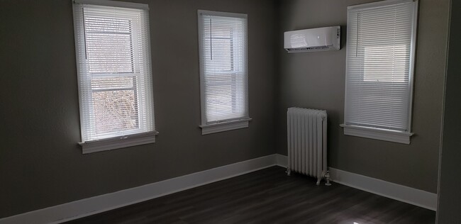 Building Photo - 2 bedroom 1 bath duplex