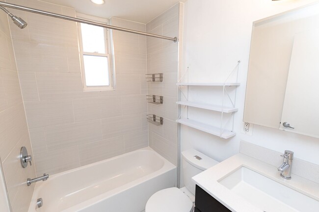 Building Photo - Columbia Heights One Bed/One Bath Updated ...