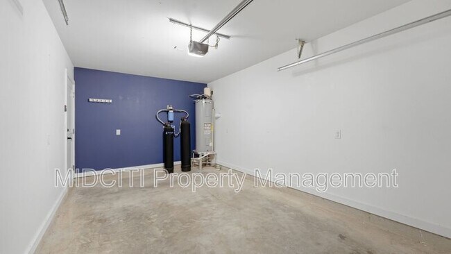 Building Photo - 1198 Green Hill Dr
