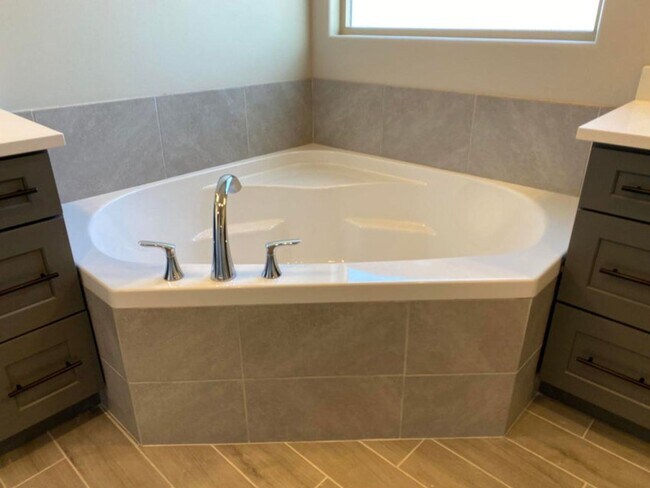 Building Photo - Beautifully Designed 3 Bedroom Townhome Ne...