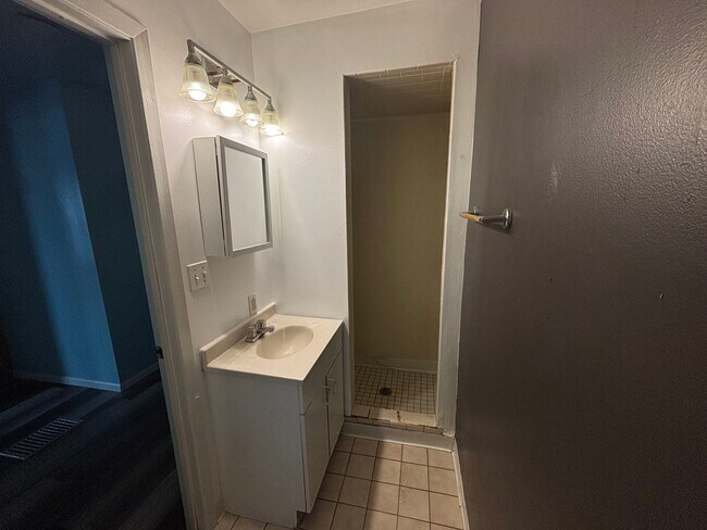 Building Photo - Clean Upper Unit! Move Right In!