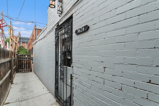 Building Photo - 2 BR Carriage Home 3 Blocks from Cheesman Park!