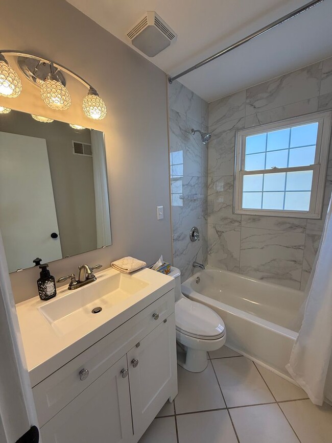Building Photo - 11015 Golf Crest Dr