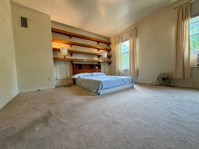Building Photo - Stunning 4-Bedroom Home Nestled in Spruce Hill! Available in Mid-August!