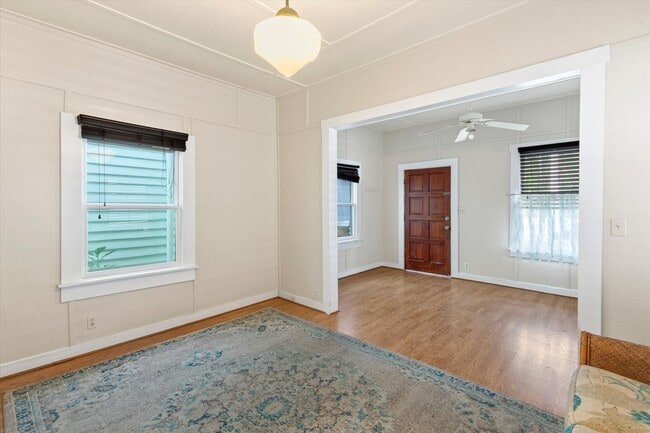 Building Photo - 1 Bedroom 1 Bathroom partially Furnsihed Home available for a 1 year Lease!