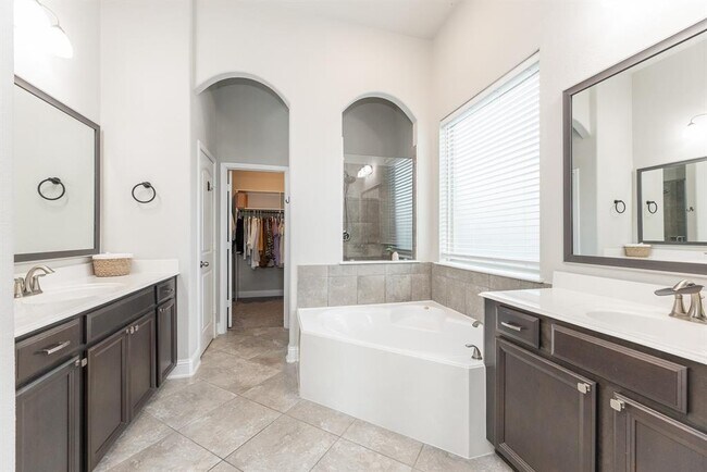 Building Photo - 15215 Holloway Hls Trl