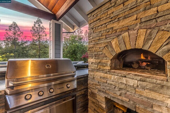 Building Photo - 2324 Saddleback Dr