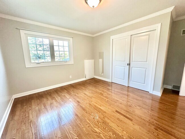 Building Photo - Desirable Mequon Home in Heart of Ville du...