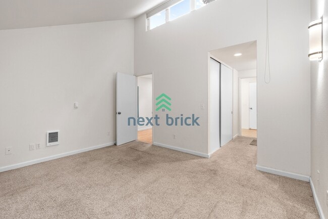 Building Photo - 2 BED & 1.75 BATH FOR RENT