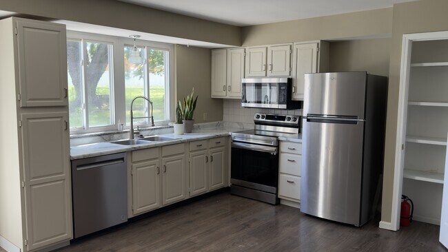 Building Photo - 40 S Hillview Dr