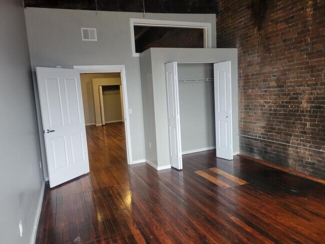 Building Photo - 116 N 5th St