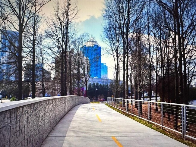 Building Photo - 3481 Lakeside Dr NE