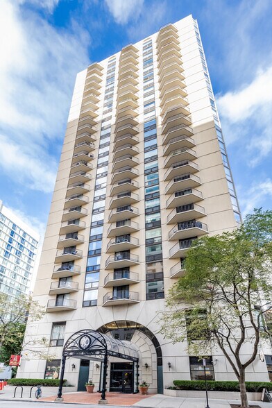Primary Photo - 70 W Huron St