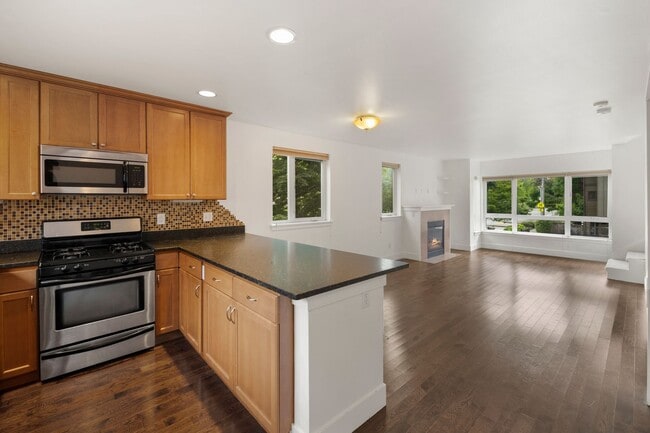 Building Photo - West Seattle - Large Bright 2 Bedroom 1.75 bath Delridge Townhouse