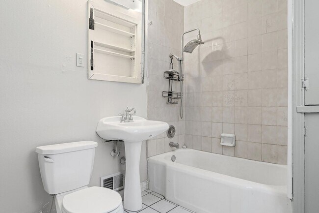 Building Photo - 3 bed/1 bath Northside Home