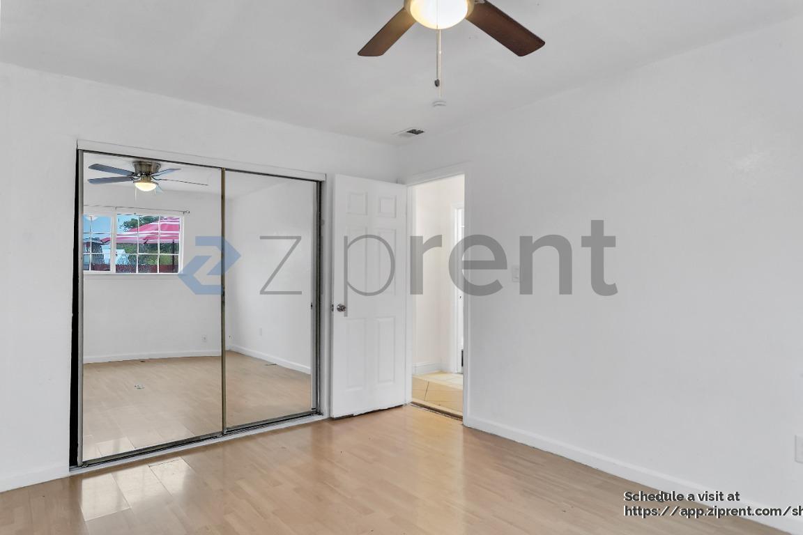 Building Photo - 1659 Knickerbocker Dr