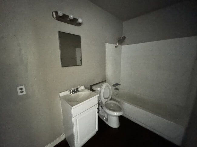 Building Photo - Fourplex two bedroom unit is ready to move in in Castle Hill