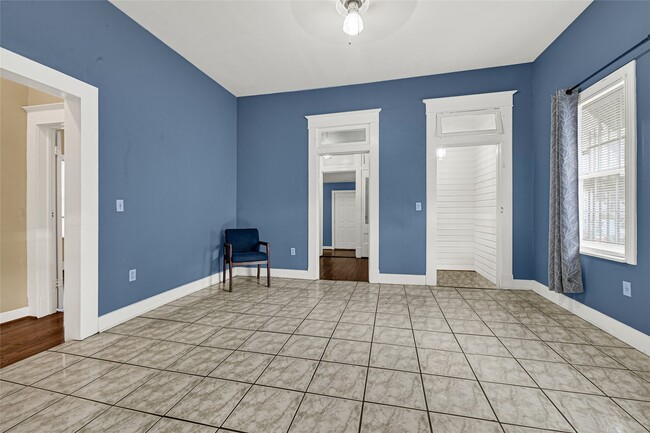 Building Photo - 307 N Live Oak St