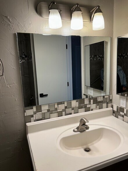 Building Photo - 5770 E Warren Ave