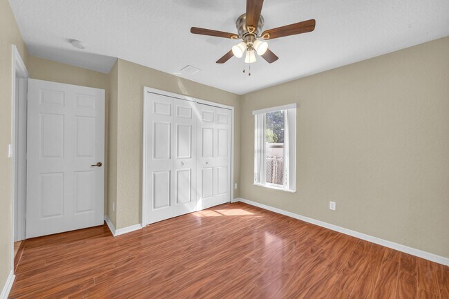 Building Photo - 729 SW Sardinia Ave