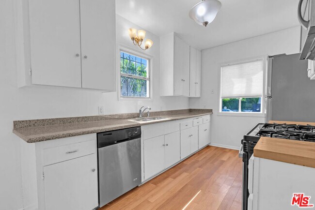 Building Photo - 736 N Poinsettia Pl