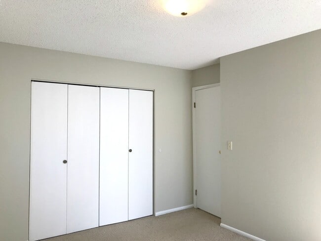 Building Photo - Spacious Condo in Secured Building – Prime...