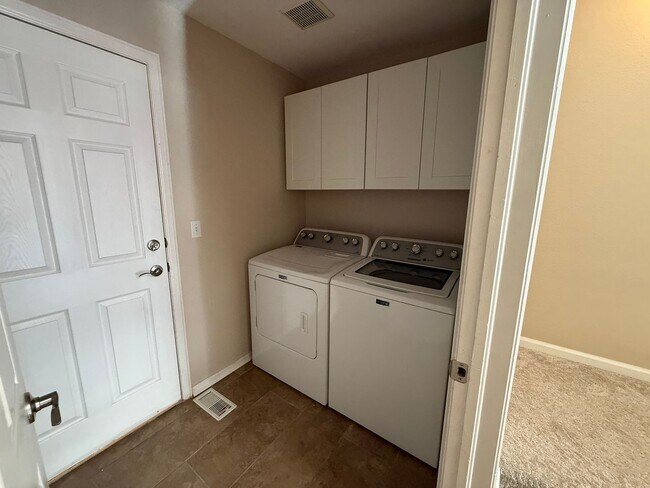 Building Photo - Newly updated 2 story townhome with single car garage in Littleton