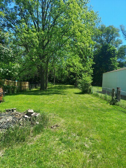 Building Photo - 827 Fairyland Ave