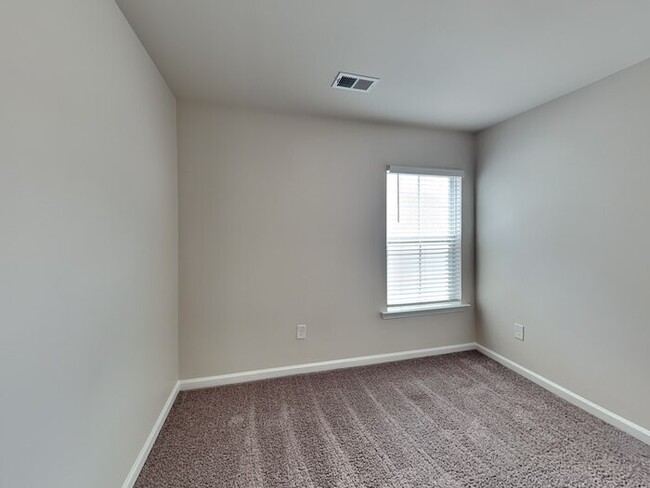 Building Photo - Coming Soon!! Burnside Farms near USC, Dow...