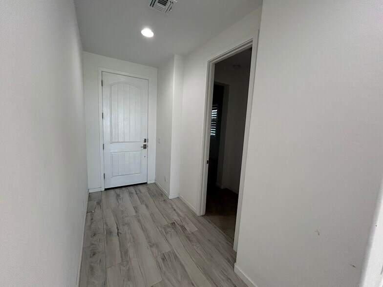 Building Photo - 4146 S Columbus Dr
