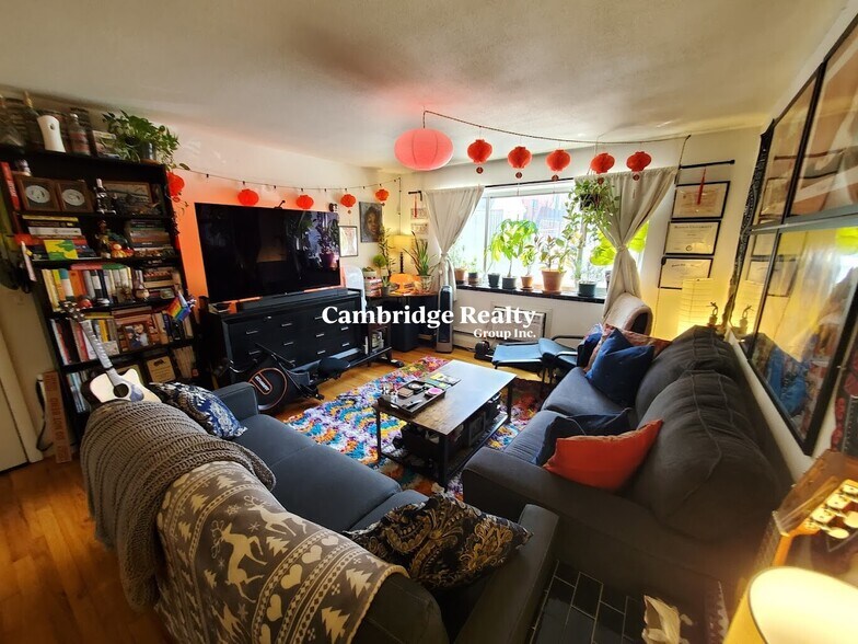 Building Photo - 245 Kelton St