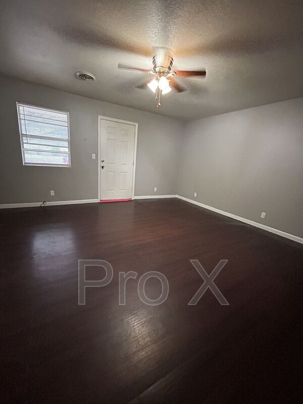 Building Photo - 1303 E 9th St