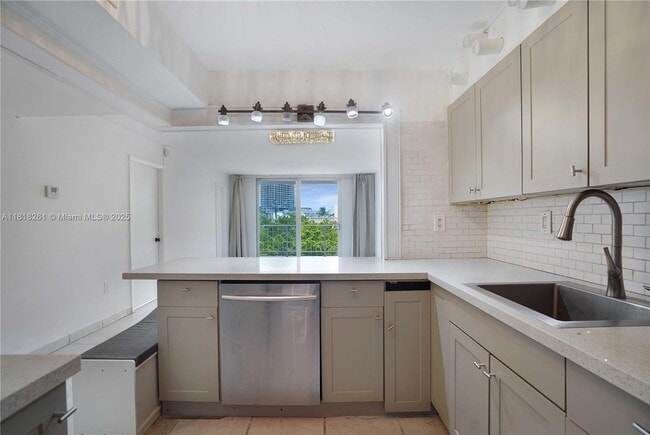 Building Photo - 6900 Bay Dr