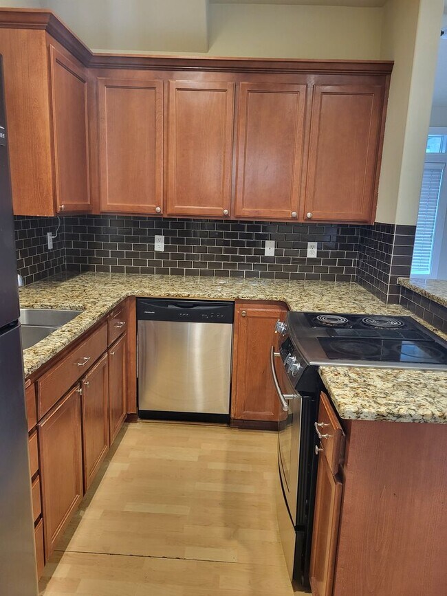 Building Photo - **$200 Move In Special**Beautiful 3 Bed 2.5 Bath 3 story home in South Hill Puyallup