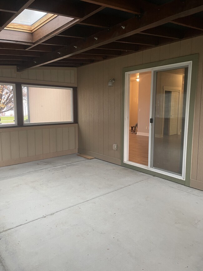 Building Photo - 447 N Baxter Way